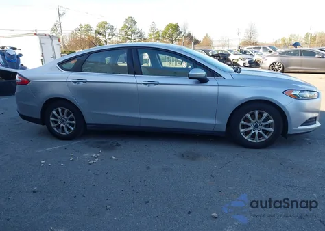 2016 Ford Fusion S z USA, uszkodzony, nr VIN 3FA6P0G75GR325106